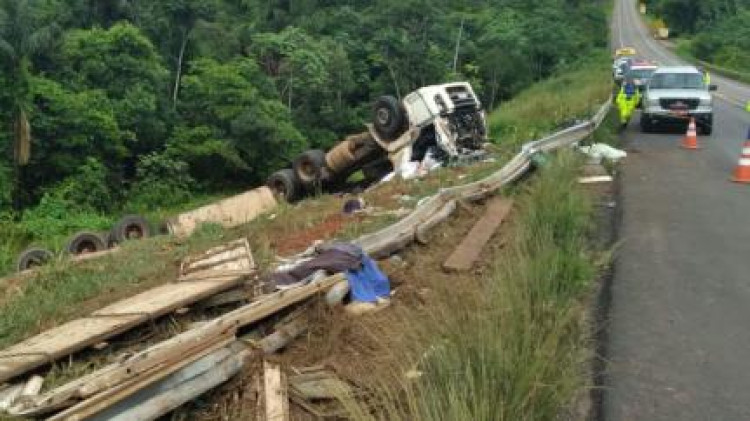 Criança é internada em estado grave e pais morrem em acidente com carreta