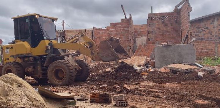 Demolição de casa recém construída levanta discussão sobre casas populares em Pontes e Lacerda