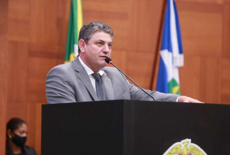 Deputado Moretto destina emenda para compra de ônibus escolar em Comodoro