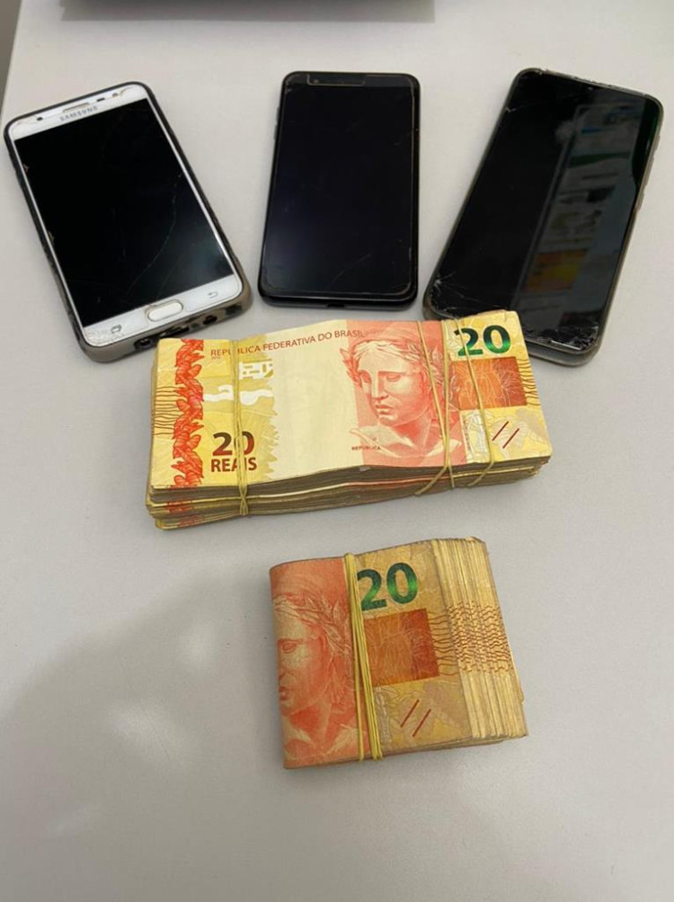 Dinheiro e celulares são apreendidos em investigação sobre tráfico de drogas comandado por presos da cadeia em Vila Bela
