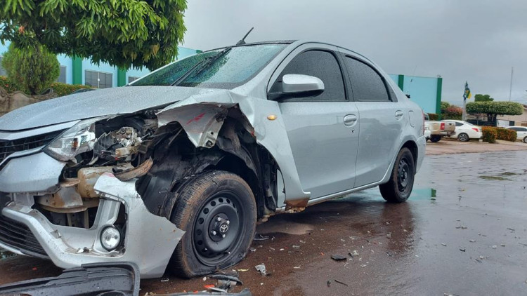 Durante chuva, carros colidem de frente em Pontes e Lacerda