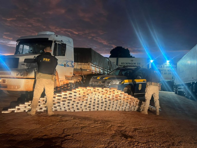 Em Cáceres, PRF apreende 210kg de pasta base de cocaína em tanque de combustível de caminhão