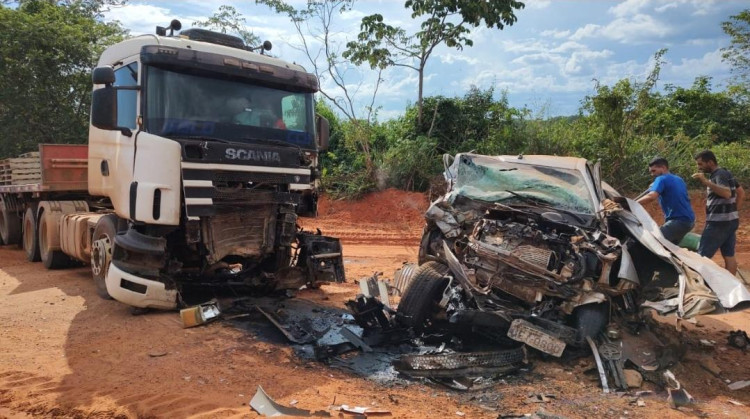 Empresário sofre acidente após batida de caminhão e Hillux, em Quatro Marcos