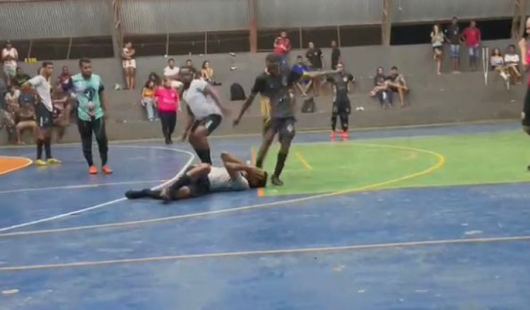 “Foi algo do momento”, diz jogador que chutou o rosto de adversário na quadra de esporte