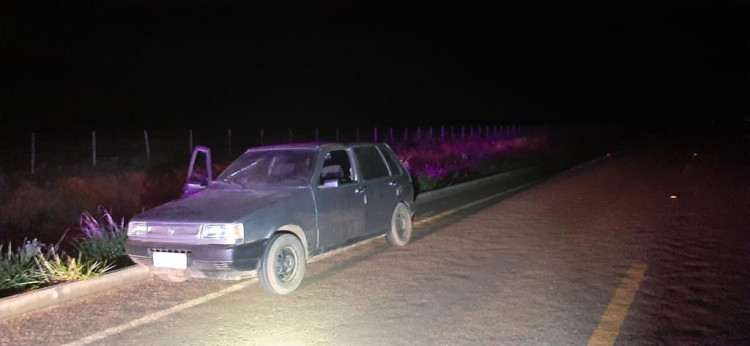 Força Tática apreende vaca morta dentro de Uno na estrada do Matão
