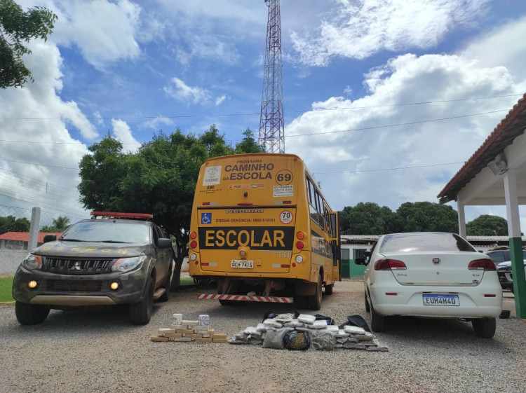 Gefron e PF apreendem drogas em ônibus escolar; cinco foram detidos