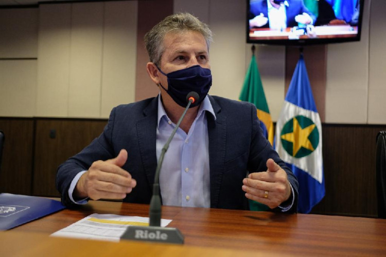 Governador articula para vacinar profissionais da Educação de Mato Grosso