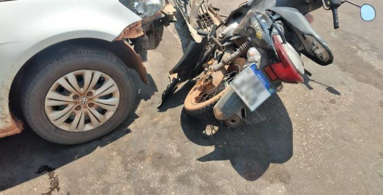 Grávida fica ferida em colisão entre veículos na rua Goiás