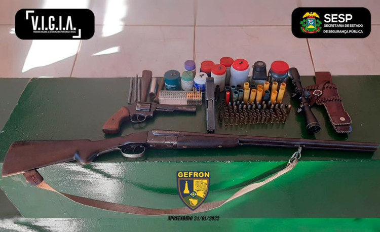 Homem causa confusão e é preso com três armas na Vila Matão