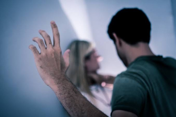 Homem com crise de ciúmes bate na mulher e vai preso pela Lei Maria da Penha