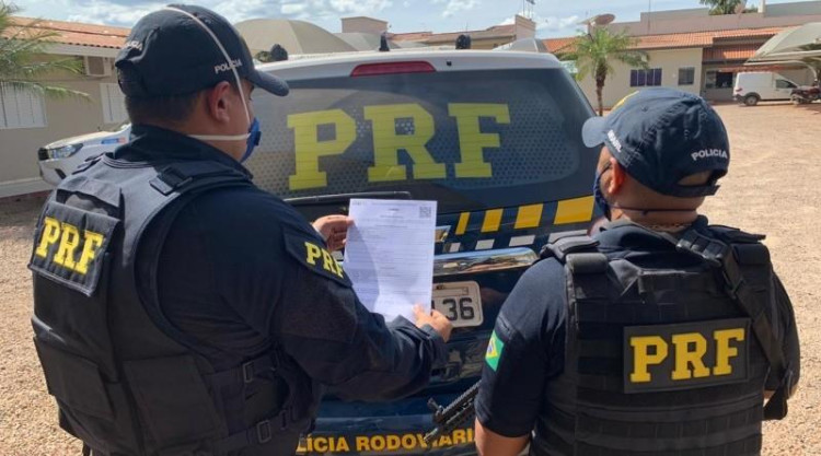Homem com mandado de prisão é detido pela PRF em Comodoro