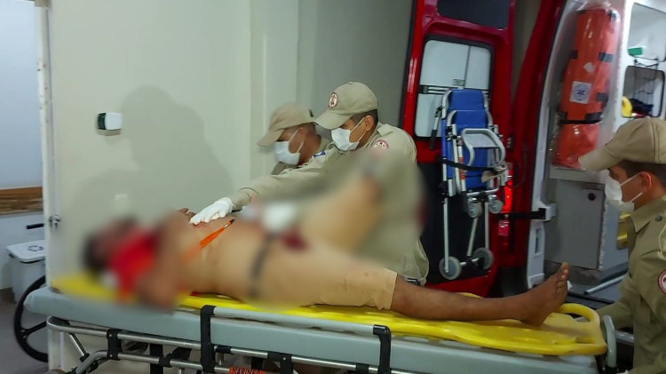 Homem é esfaqueado após espancar a mulher, em Pontes e Lacerda