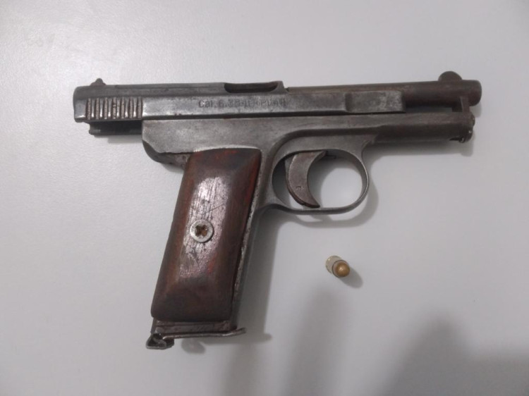 Homem é preso com arma de fogo após causar tumulto em evento de igreja