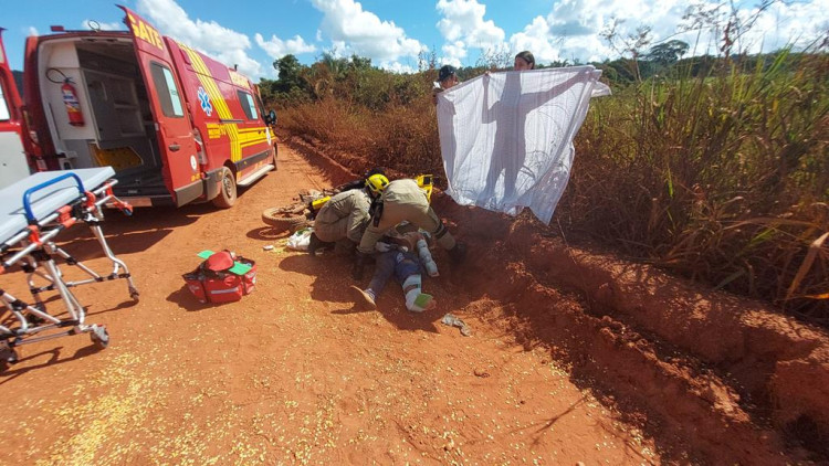 Homem fratura dois braços e uma perna em acidente na Estrada do Matão