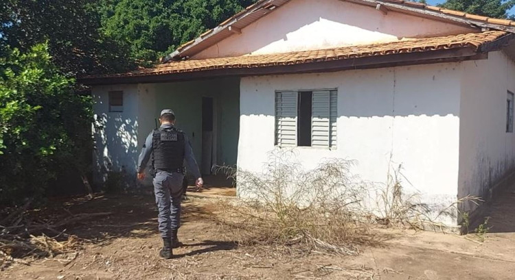 Homem tenta atrair criança com R$ 1,00 para dentro de casa abandonada no Jardim Marília