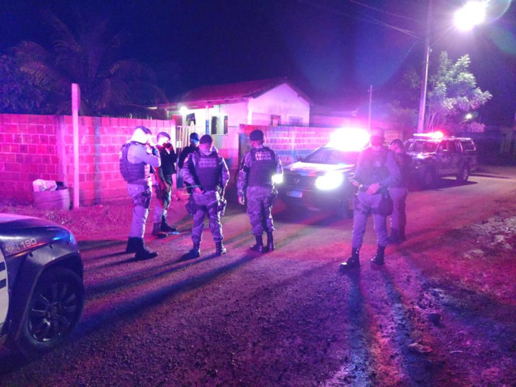Homem transtornado ataca policiais após espancar a própria mãe
