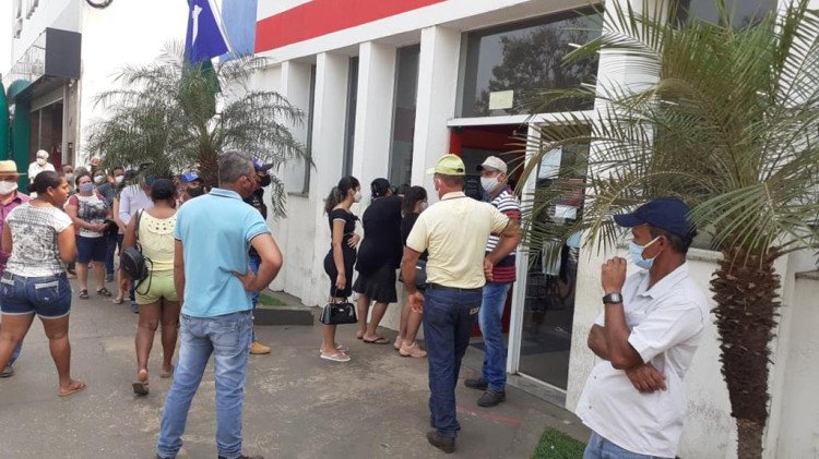 Idosos e gestantes ficam horas na fila aguardando atendimento no Banco