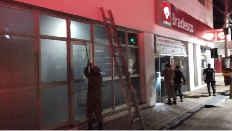 Incêndio atinge agência do Bradesco de Cáceres após moradora de rua atear fogo em lixo na área dos caixas eletrônicos
