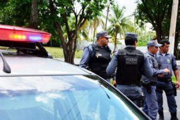 Mãe e filhos são rendidos por 4 bandidos; menor é amarrado em Cáceres
