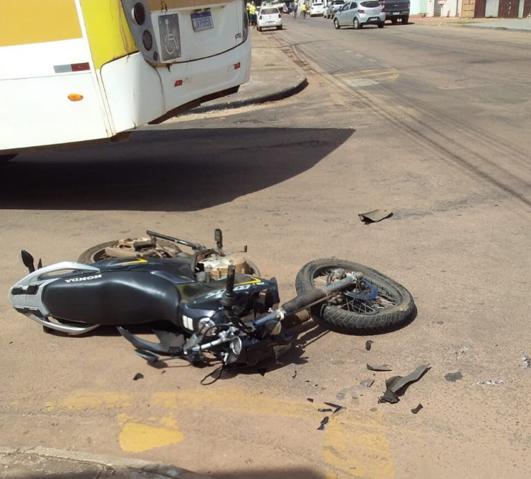 Mais um acidente: ônibus e moto colidem no Centro de Pontes e Lacerda