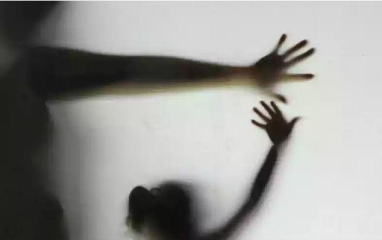 Menina de 12 anos é estuprada pelo padrasto com a permissão da mãe