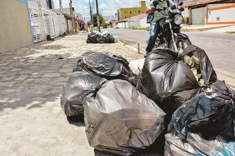 Moradores sofrem com falta de coleta de lixo. Empresa responsável se justifica