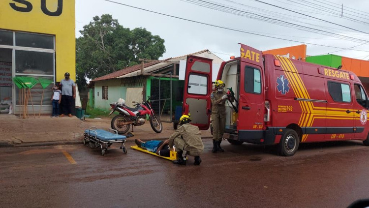 Motociclista bate em carro de motorista que iria estacionar na Florispina azambuja