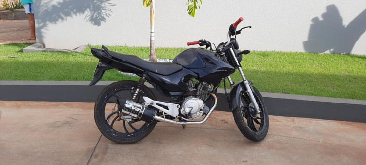Motociclista e passageiro ficam feridos após colisão com carro