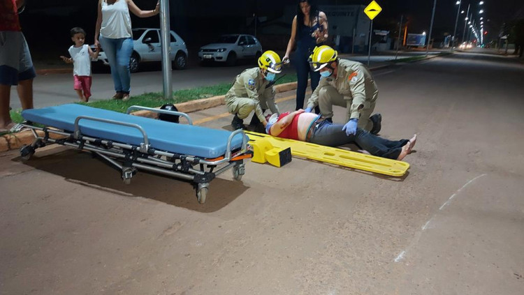 Motociclista fica ferida ao rampar quebra-molas na Av. Marechal Rondon
