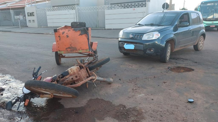Motociclista fica ferido após invadir preferencial e causar acidente