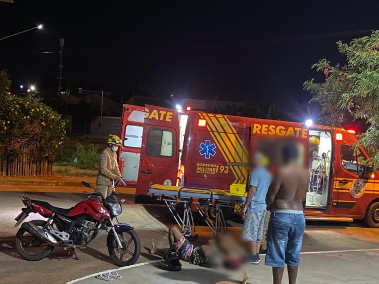 Motociclista fratura perna após colidir com carro na Av. Joaquim Gomes de Souza