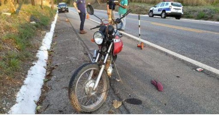 Motociclista morre após bater em meio-fio e árvore em Cáceres