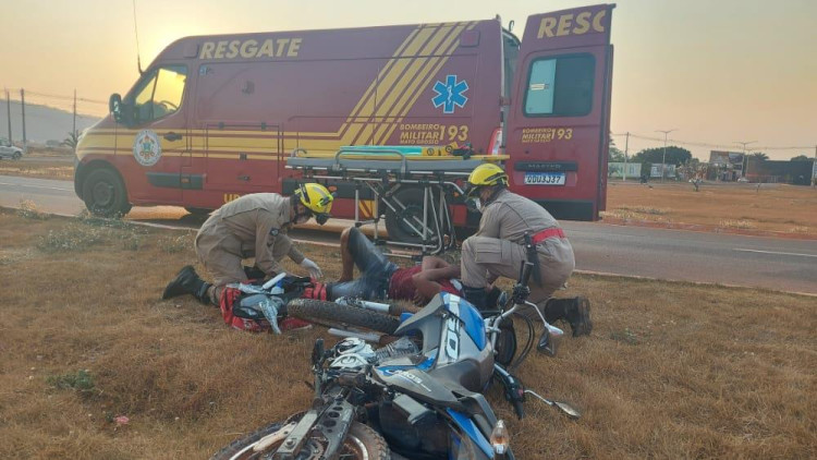 Motociclista perde controle da direção de motocicleta e bate em poste no anel viário