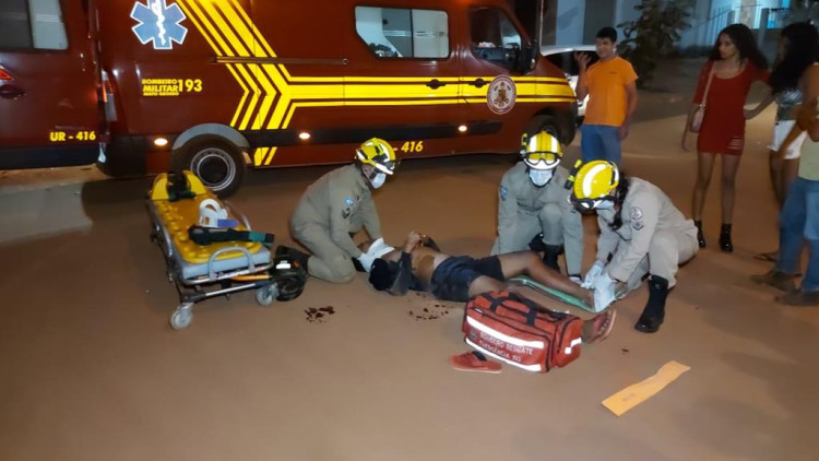 Motociclista quebra a perna em acidente na Avenida das Araras