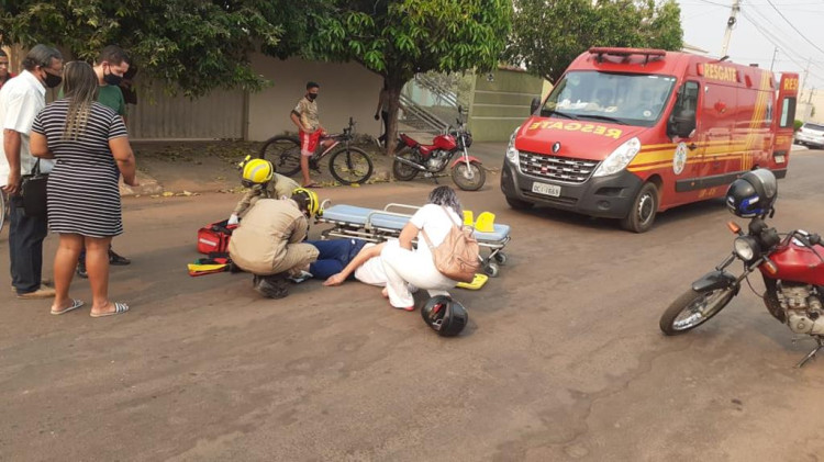 Motociclista sofre possível fratura na perna após ser atingido por motorista
