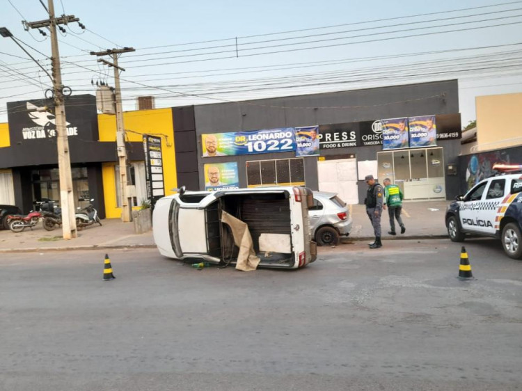 Motorista bêbado causa acidente entre dois carros, em Cáceres