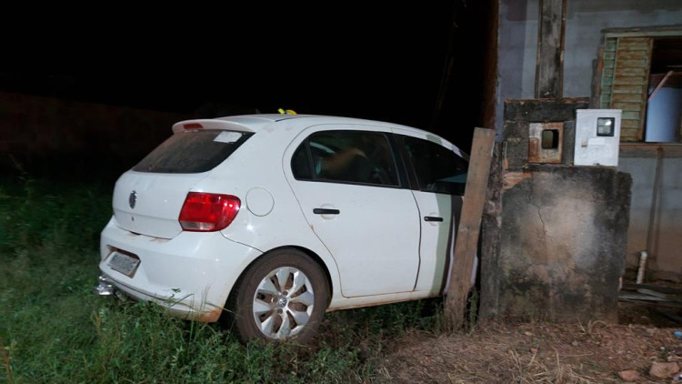 Motorista de aplicativo perde controle da direção de veículo e bate em parede de residência na Vila Guaporé