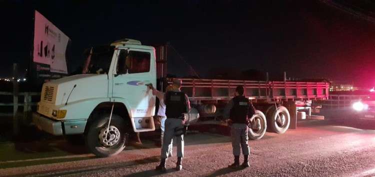 Motorista de caminhão embriagado quase causa acidente na BR 174B é preso pela Polícia Militar