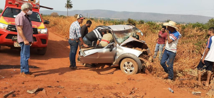 Motorista fica preso às ferragens após colisão entre dois veículos na MT 473