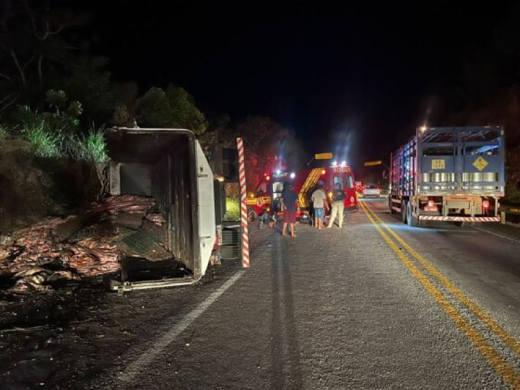 Motorista fica preso às ferragens em acidente na BR-070 em Cáceres