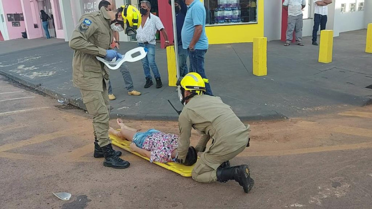 Motorista invade preferencial e bate em motociclista que carregava uma criança