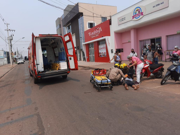 Motorista invade preferencial no centro da cidade e deixa motociclista ferido