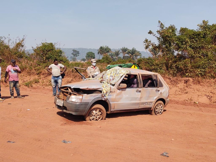 Motorista perde controle e capota carro com família na estrada do Matão
