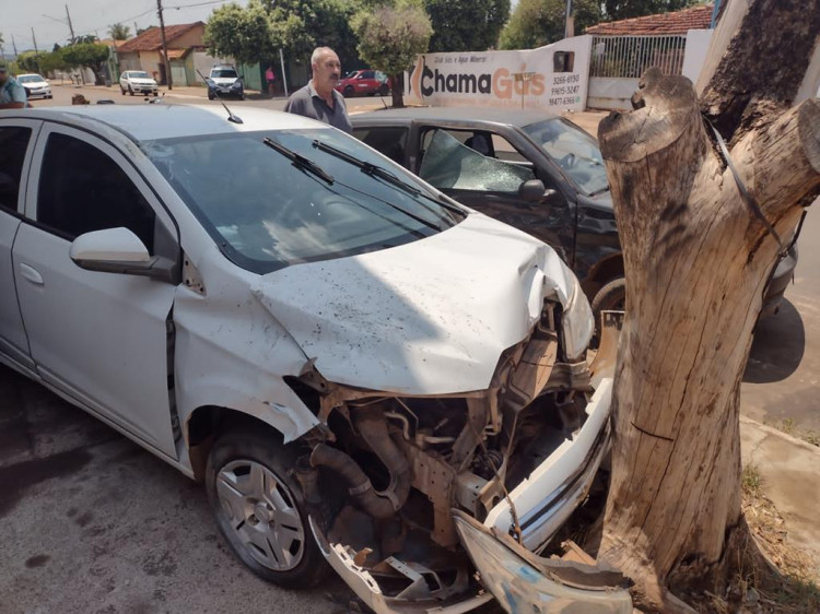 Motorista sobrevive a três batidas com o carro no Centro de Pontes e Lacerda