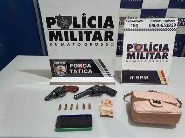 Mulher é presa com armas escondidas dentro da bolsa, em Cáceres