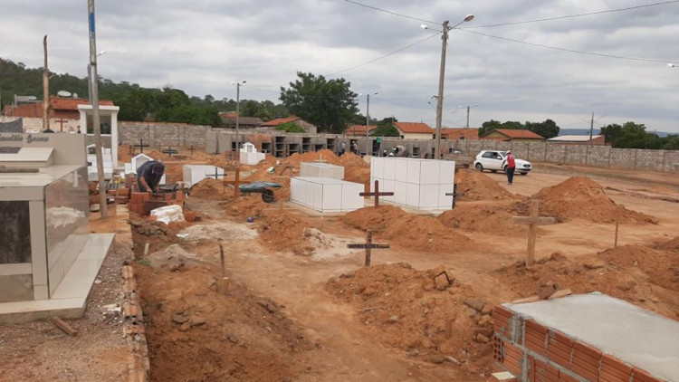 Nova área do cemitério Recanto da Paz é preparado para o dia dos finados. Local continua sem licença ambiental e controle para localização dos sepulcros