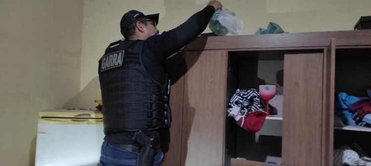 Operação Cognato prende familiares de líderes de organização criminosa e apreende armas, munições e R$ 12 mil