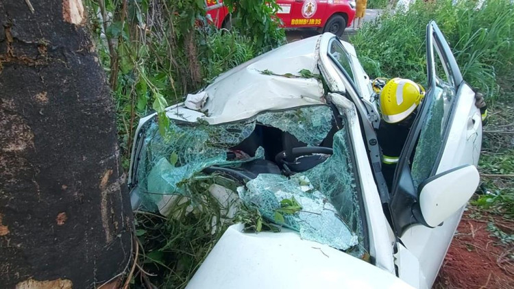 Pai e filho ficam presos nas ferragens de veículo em acidente na BR 174; criança sofreu fratura exposta