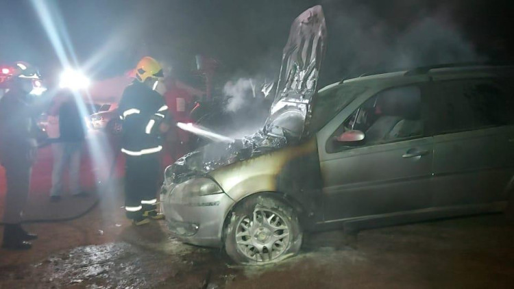 Pane elétrica provoca incêndio em veículo em pesqueiro