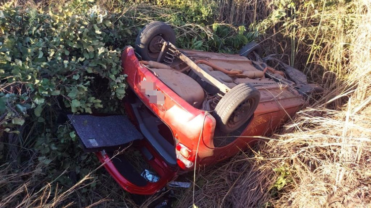 Para não bater em caminhão, veículo invade pista contrária e acaba capotando na BR 174